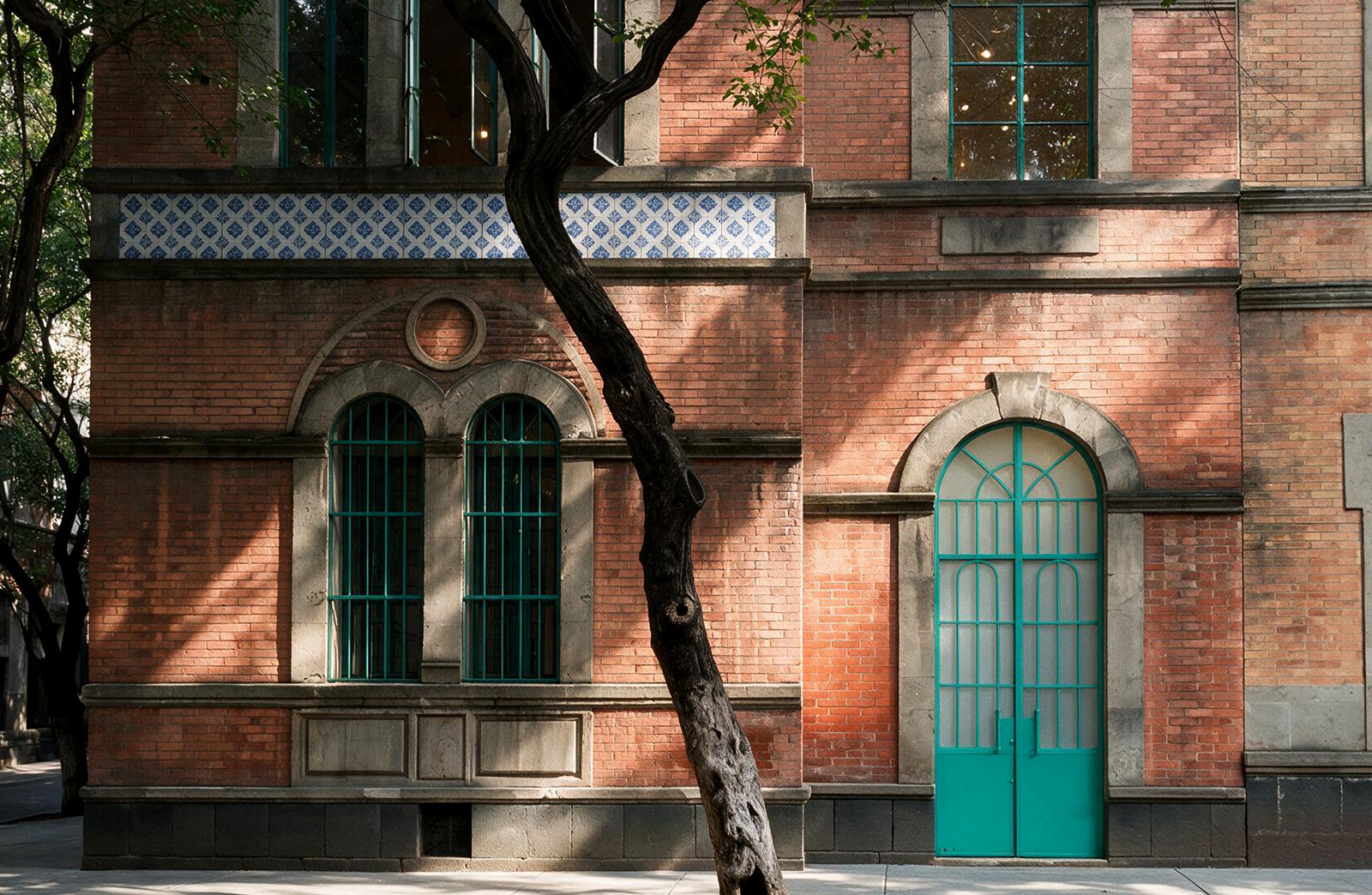 Interior de una casa antigua restaurada, con arquitectura clásica y patio al fondo